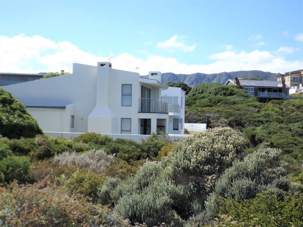 Our Plot (in front of us) - and the 2 Houses directly next to our Plot (on the Gansbaai side).