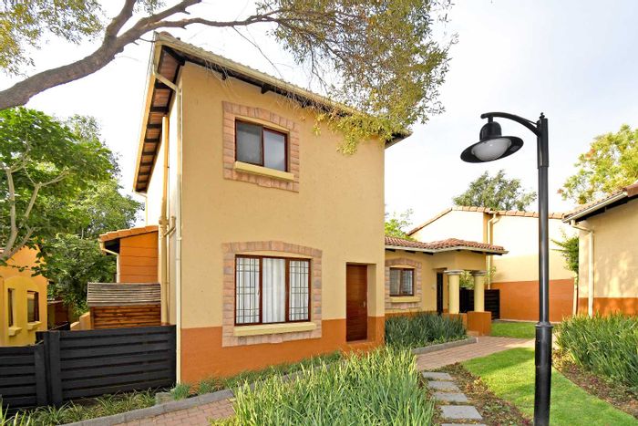 Douglasdale Townhouse For Sale: 3 beds, patio, garden, pool, 24-hour security.