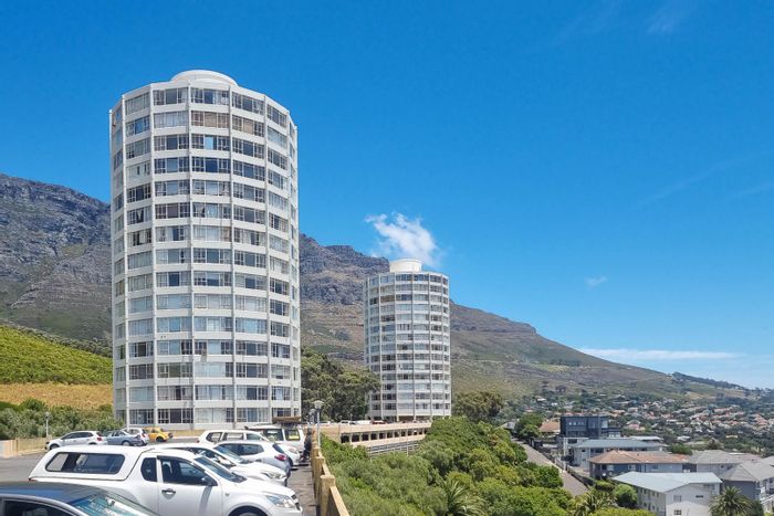 Vredehoek Apartment For Sale: 2 Bedrooms, Pool, Tennis Courts, City Views.