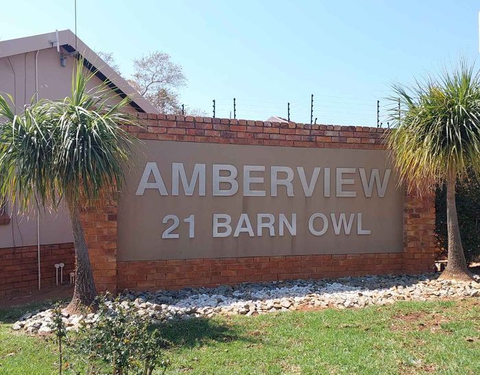 Amberfield Townhouse For Sale: Spacious living, patio with braai, 24/7 security.