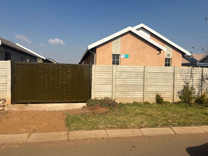 For Sale: House in Sky City with 3 bedrooms, secure access, near amenities.