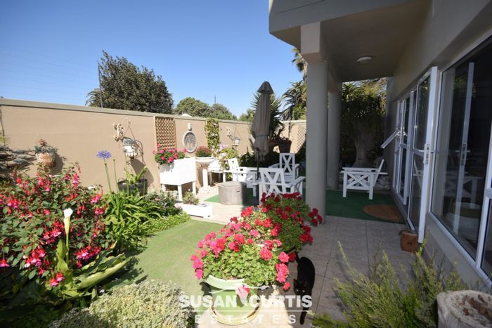 For Sale: Spacious Vineta Townhouse with indoor BBQ, courtyard, and security features.