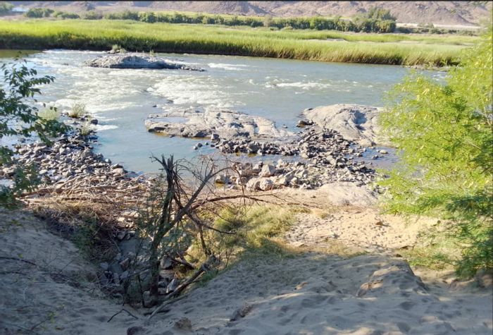 For Sale: Noordoewer Central Small Holding with irrigation, multiple houses, and river access.