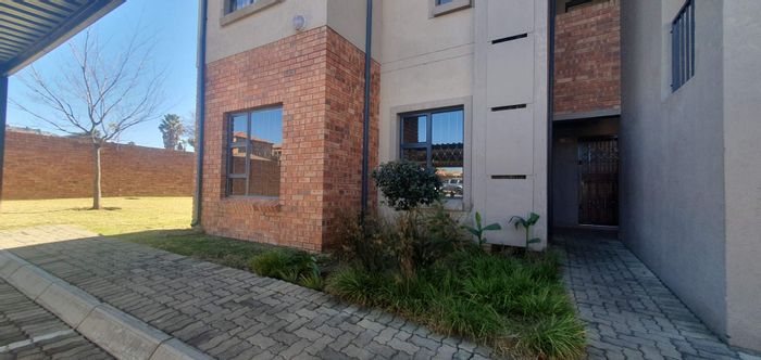 Spacious Wilgeheuwel Apartment For Sale: Garden, 3 Bedrooms, Close to Amenities!