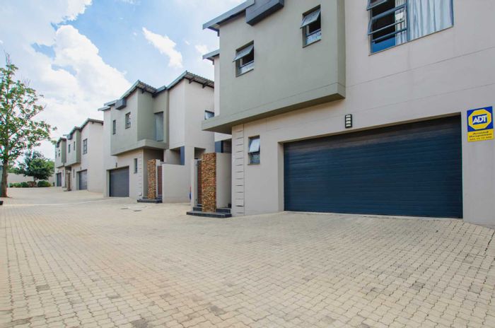 Glen Marais Townhouse To Rent: 3 Beds, 3.5 Baths, 24hr Security, Garden Braai.