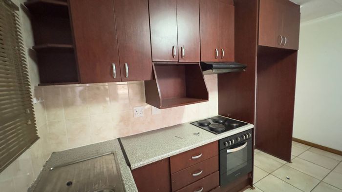House for Sale in Mandela View: 3 Bedrooms, En-suite, Paved Yard, Covered Parking.