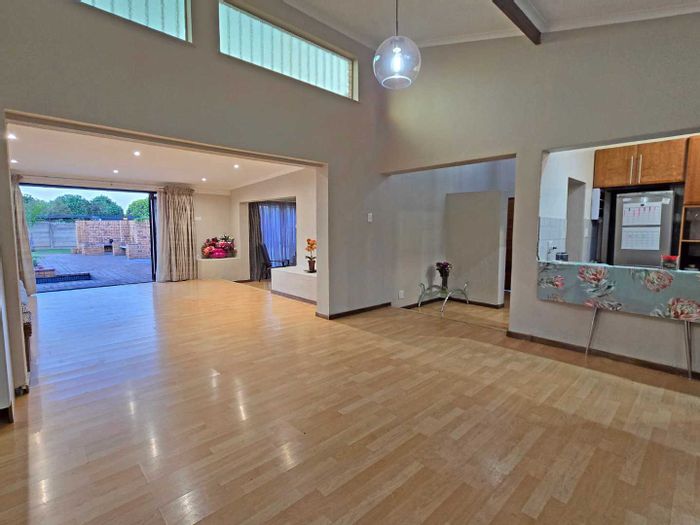 Brackenhurst House For Sale: Spacious 3-bed, entertainment area, double garage, electric fencing.