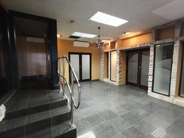 Retail space to rent in Westmead, 1000m² with high visibility and accessibility.