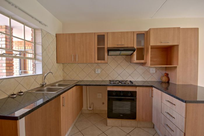 Elarduspark Apartment To Rent: 2 Beds, Pool, Security, Covered Patio, Carport.