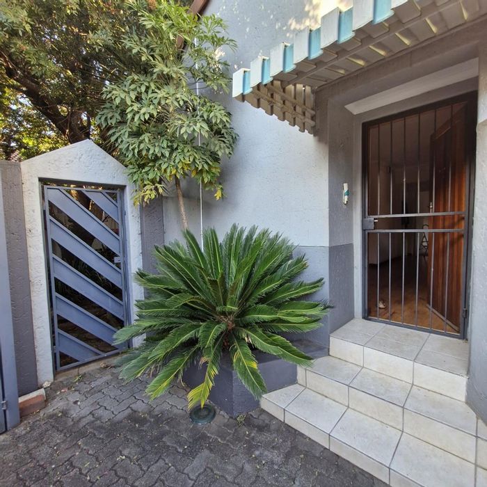 Die Wilgers Townhouse For Sale: 3 beds, pool access, garden, garage, and parking.