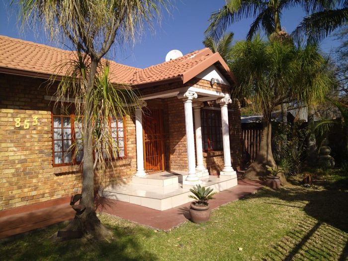 House to Rent in Montana Park: 3 beds, pool, Nanny's Quarters, double garage.