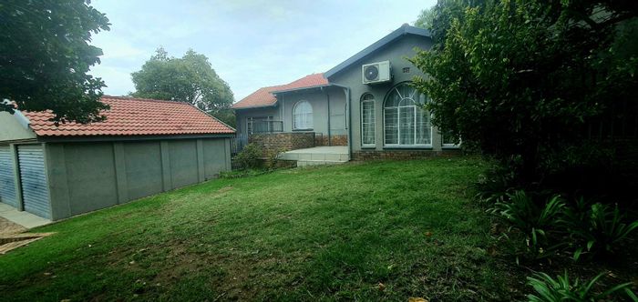 House To Rent in Oakdene: 3 bedrooms, entertainment room, garden, study, secure.