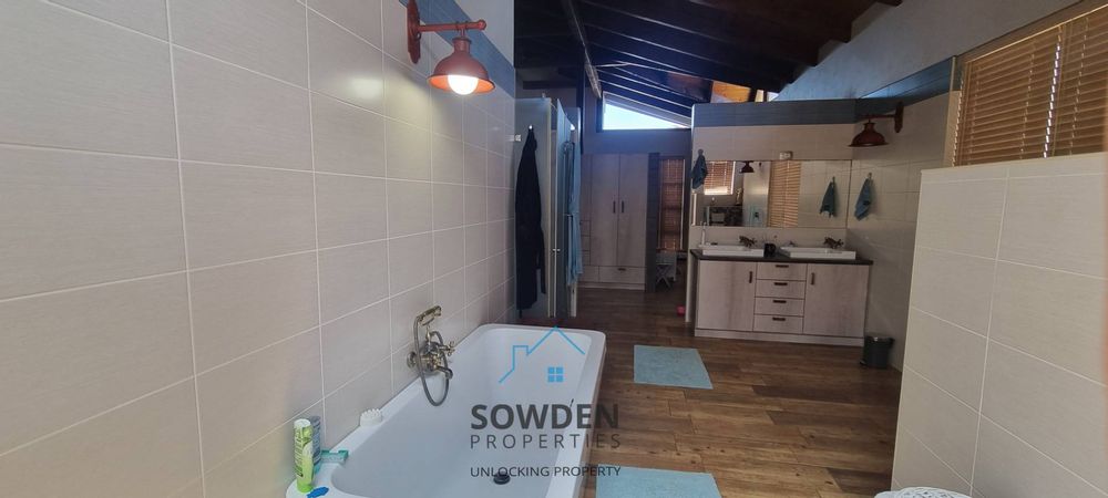 Master en-suite bathroom