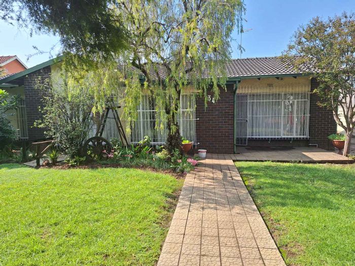 Charming Dinwiddie house for sale: 3 bedrooms, garden, garage, and carports.