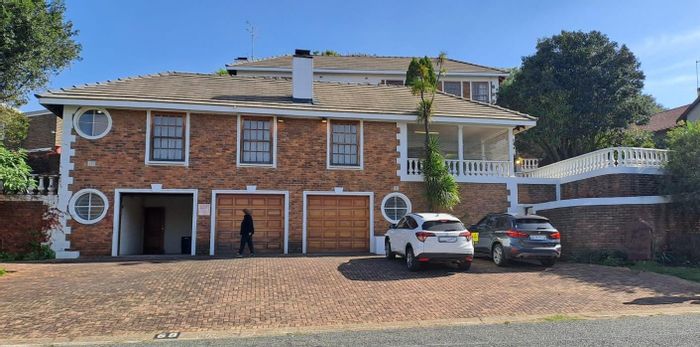 For Sale: Glenvista House with 4 bedrooms, pool, entertainment area, and garages.