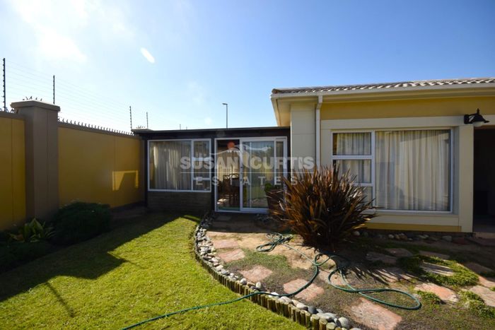 Kramersdorf Townhouse To Rent: 3 Bedrooms, Sunroom, Double Garage, Garden.