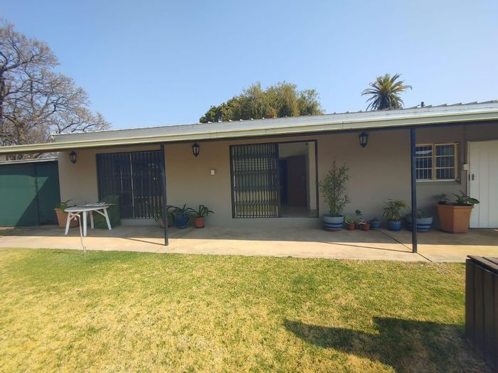 Charming 2-Bedroom Cottage for Rent in Eloffsdal with Private Garden and Braai.