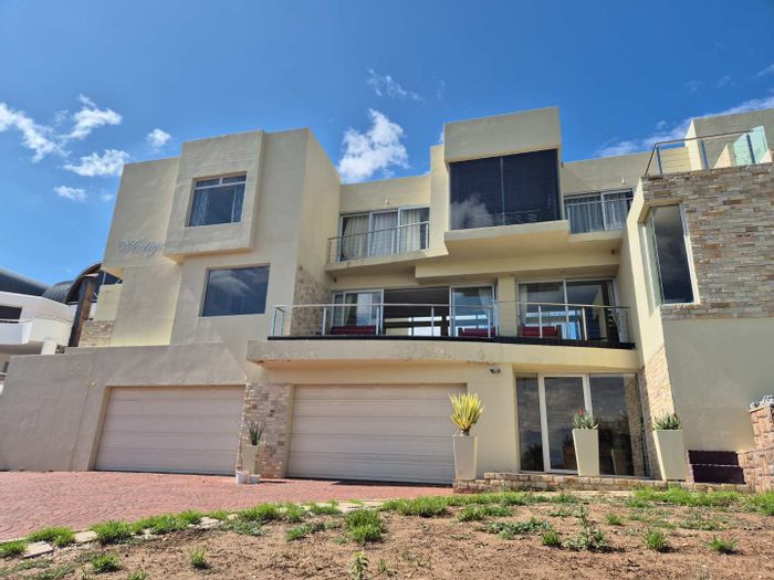 Exquisite 4+4 Bedroom House with Pool in Ludwigsdorf, Windhoek - For Sale