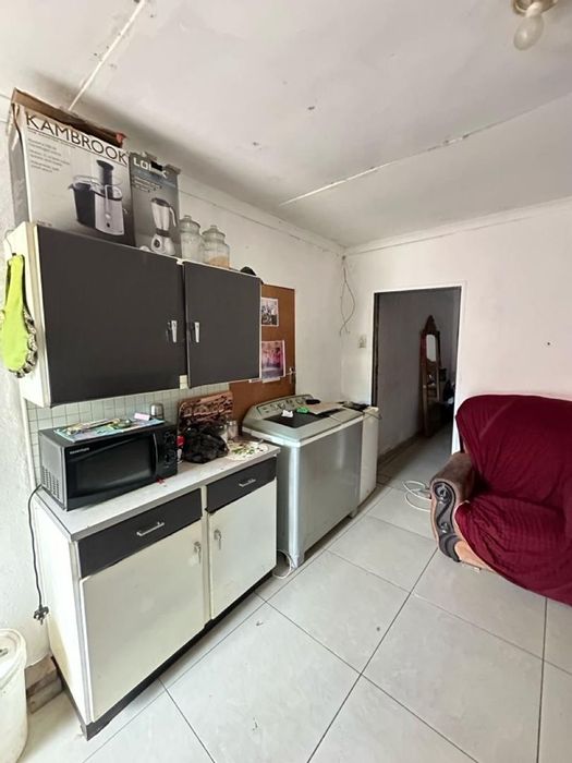 House for Sale in Katutura: 5 Bedrooms, Secure Parking, Close to Amenities.