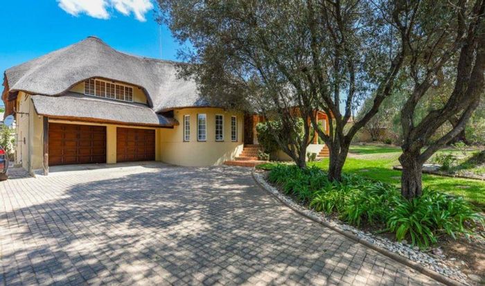 House To Rent in Paulshof: 4 beds, pool, cottage, spacious garden, ideal for families.