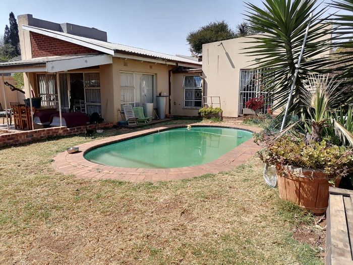 For Sale: Birchleigh North House with pool, 4 garages, flat, and borehole.