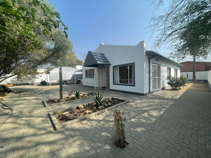 For Sale: House in Okahandja Central with 3 bedrooms, garage, and fitted kitchen.