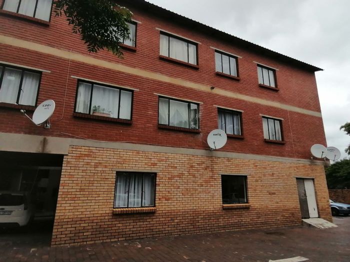 Ground floor apartment in Kempton Park Ext 1, 24-hour security, close to amenities.