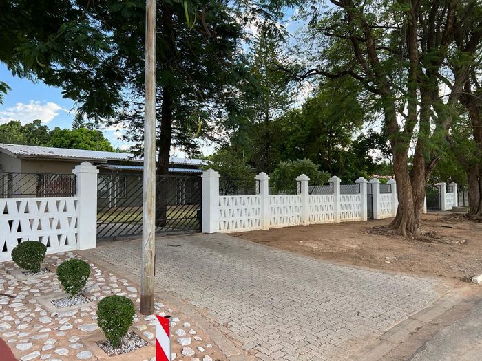 Tsumeb Central House For Sale: 4-bed main house, flat, pool, ample parking.