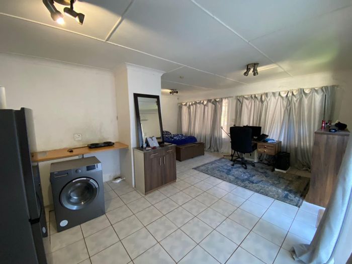 Cottage To Rent in Windsor Glen: 1 Bedroom, pet-friendly, secure parking, private garden.