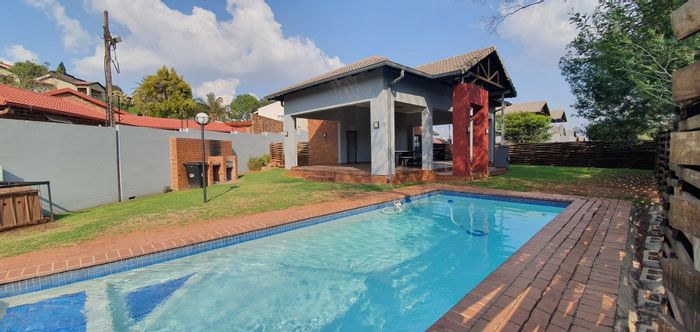 Glenanda Apartment For Sale: 2 beds, pool, braai area, secure complex.