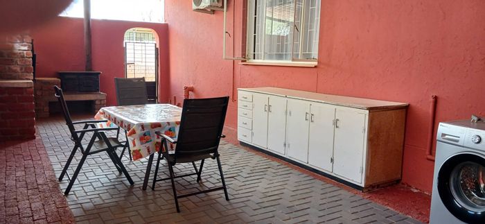 House To Rent in Pioniers Park: 3 bedrooms, air conditioning, secure parking, garden.