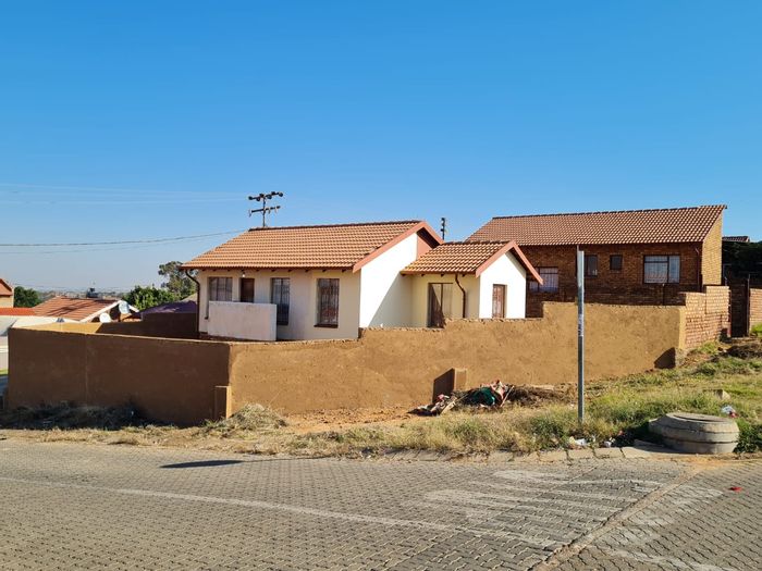 Corner House for Sale in Soshanguve - Spacious and Well-Developed Area