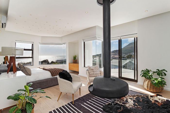 Camps Bay House For Sale: Five en-suite bedrooms, pool, study, walk to beach.