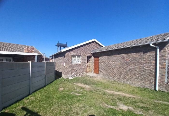 For Sale: Parsonsvlei House with 3 bedrooms, garage, solar geyser, enclosed garden.