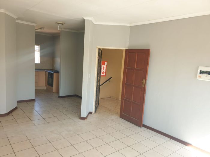 Amandasig Apartment To Rent: 2 beds, 2 en-suites, large balcony, secure complex.