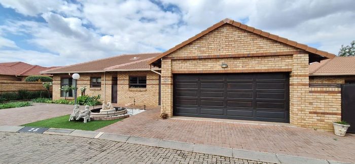 For Sale: Cluster home in New Market Park with 3 beds, security, and garden.