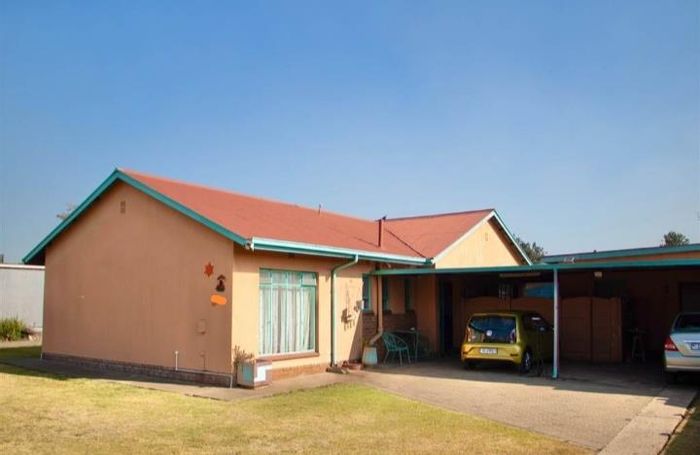 House for Sale in Vanderbijlpark Central East 4: 3 Bedrooms, Garage, Spacious Yard.