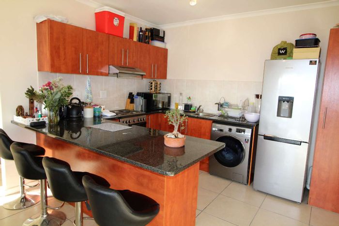 Rondebosch Apartment To Rent: 2 beds, 2 baths, security, balcony, parking.