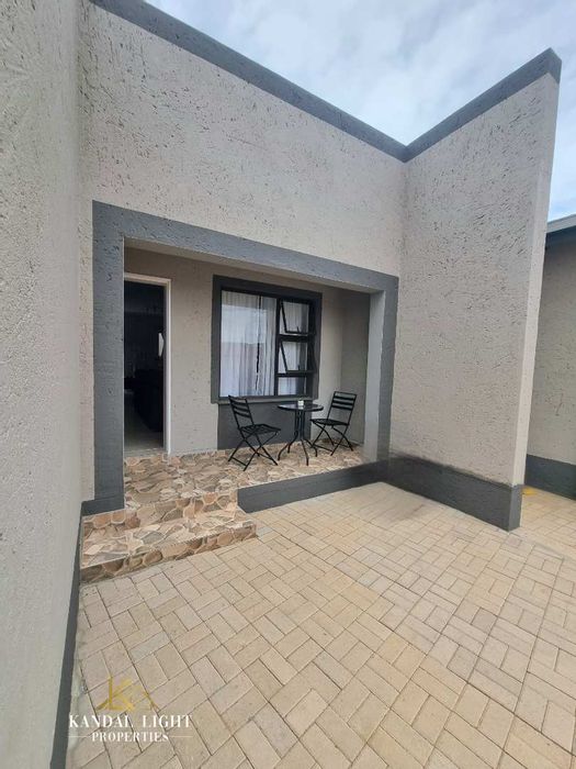 For Sale: Townhouse in Wanaheda with 2 beds, 2 baths, and complex amenities.