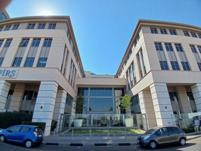 Rosebank Office To Rent: 747 sqm, private balcony, prime location near amenities.