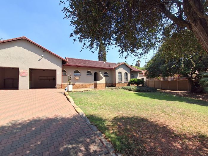Mulbarton House For Sale: Open plan living, pool, entertainment area, ample parking.