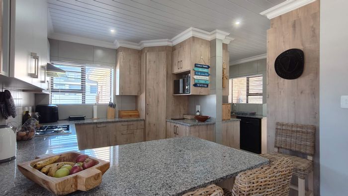 Property #2421702, Townhouse For Sale in Island View