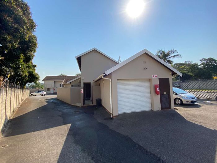 Townhouse in Ashley To Rent: 3 bedrooms, garage, exclusive complex, pre-paid electricity.