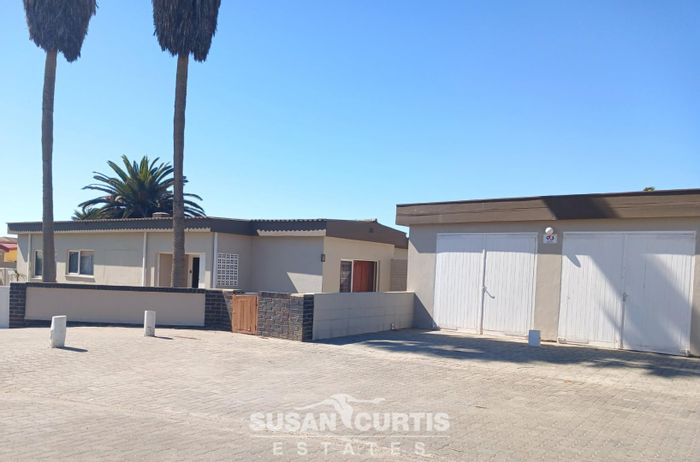 Vineta House For Sale: 3 Bedrooms, 2 Bathrooms, 4-Car Garage, Near School.