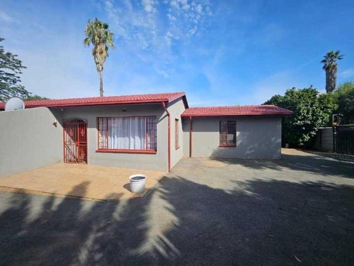 For Sale: House in Mayberry Park with pool, flatlet, and spacious garden.