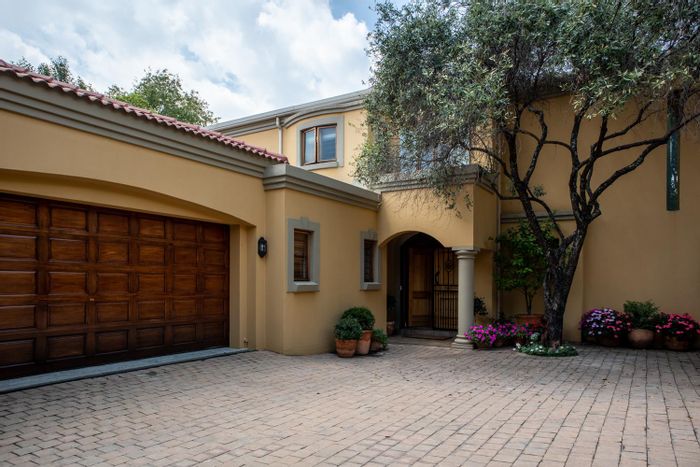 Bryanston Cluster To Rent: Spacious living, pool, wine cellar, and top security.