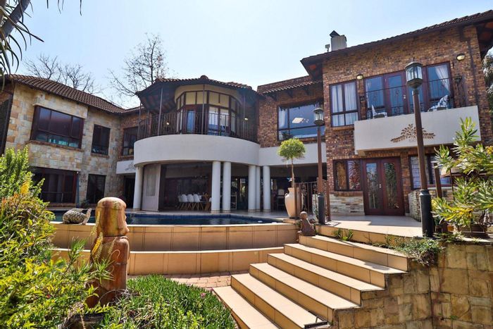 For Sale: House in White River Country Estate with pool, golf views, and guest suite.