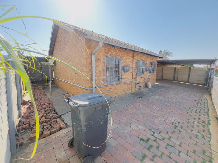 Elandspoort House For Sale: 2 Bedrooms, Modern Kitchen, No Load Shedding, Secure Carport