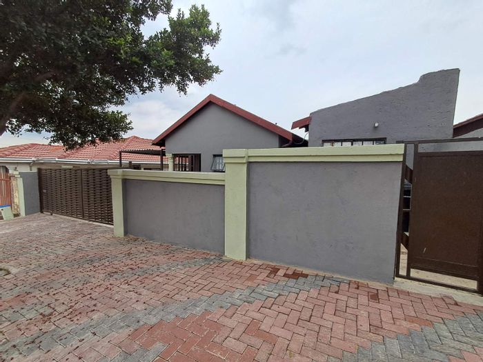 Birch Acres House For Sale: 2 beds, cottage, ample parking, near amenities.