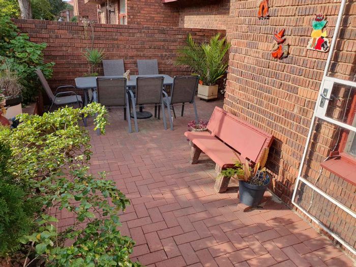 Linmeyer Townhouse For Sale: 3 Bedrooms, pool, garden, secure complex, close to schools.